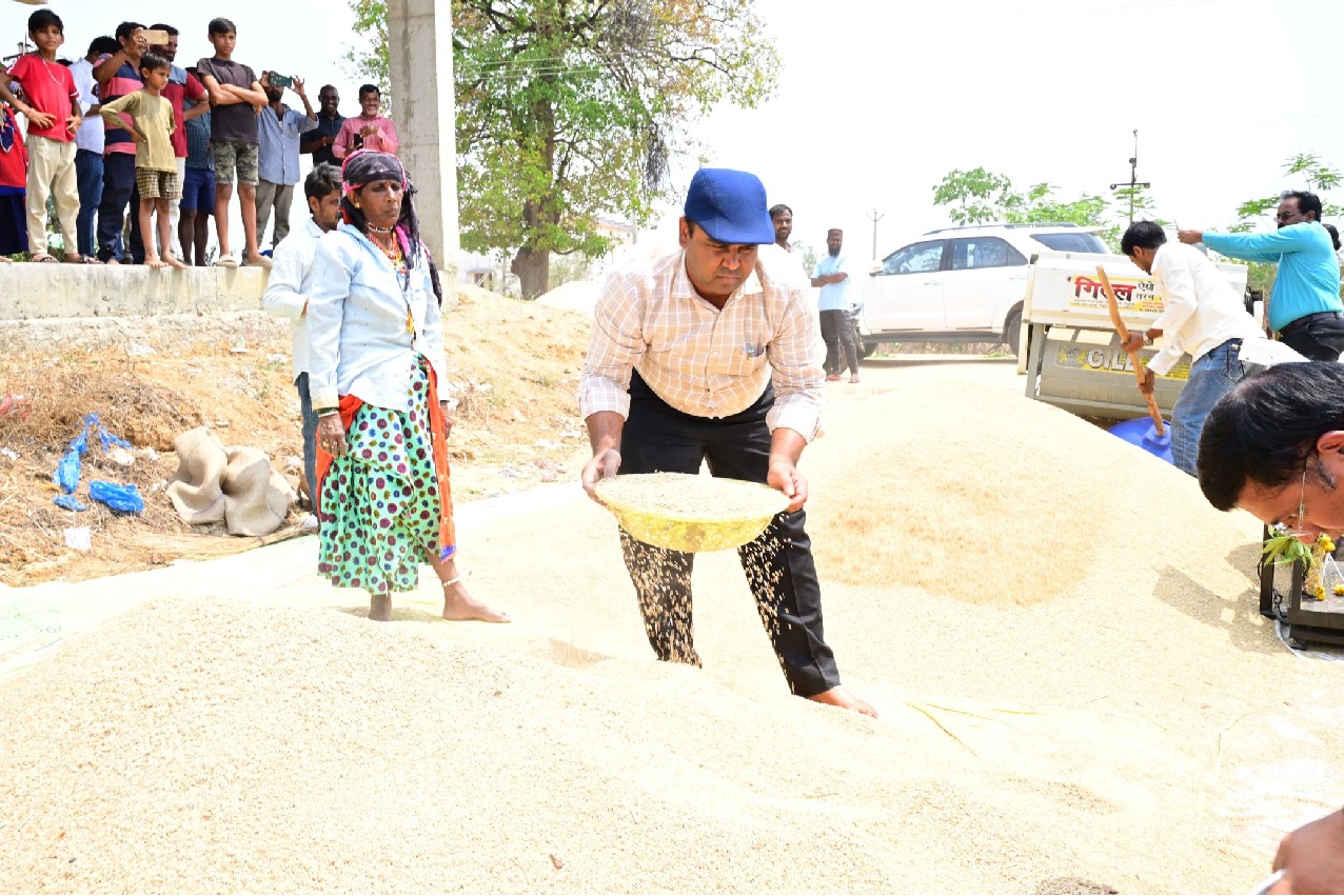 Medak District Collector Turns Farm Laborer, Sieves Paddy at Procurement Centre