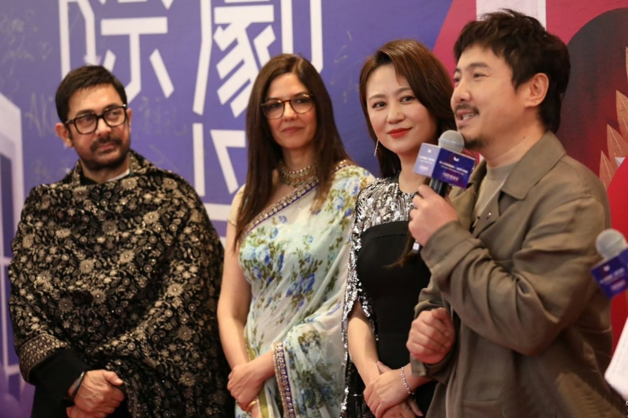 Aamir Khan introduces his girlfriend Gauri Spratt to Chinese media and actors Shen Teng, Ma Li
