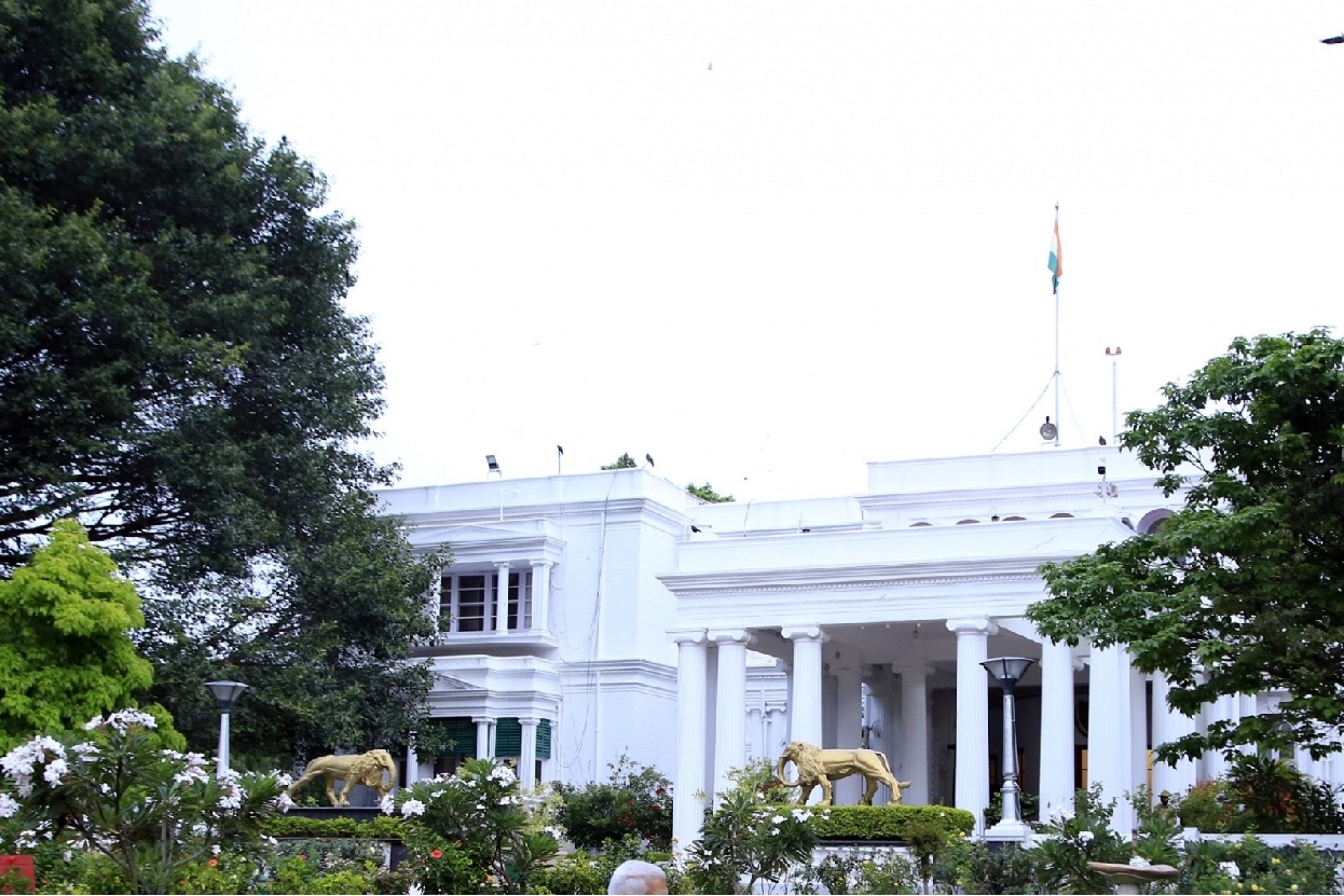 Techie Attempts Suicide at Bengaluru Raj Bhavan Alleging Harassment by Wife