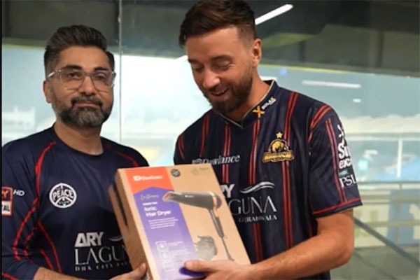 PSL Memes Flood In After Karachi Kings' Unusual Gift to James Vince