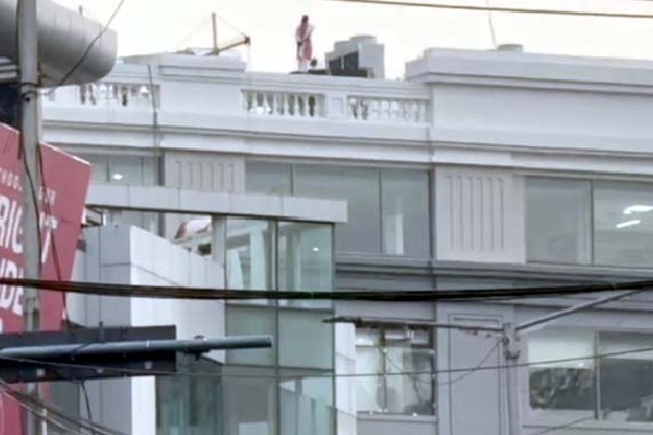 Woman Climbs AIG Hospital Building in Suicide Threat Over Job Termination