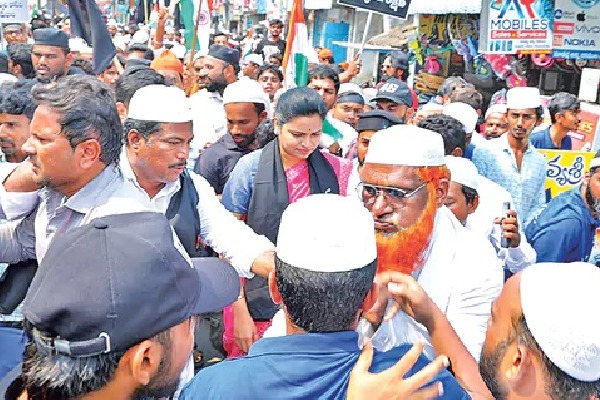 Former Minister Vidula Rajini Faces Backlash at Muslim Rally in Palnadu