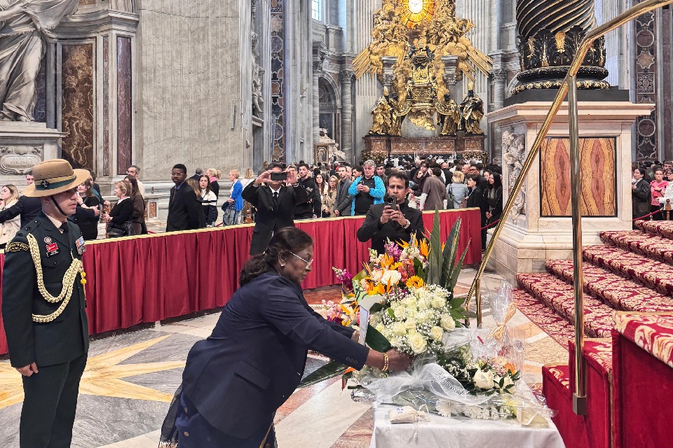 President Droupadi Murmu pays homage to Pope Francis
