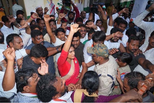 YS Sharmila Arrested in Vijayawada Sent to Hyderabad