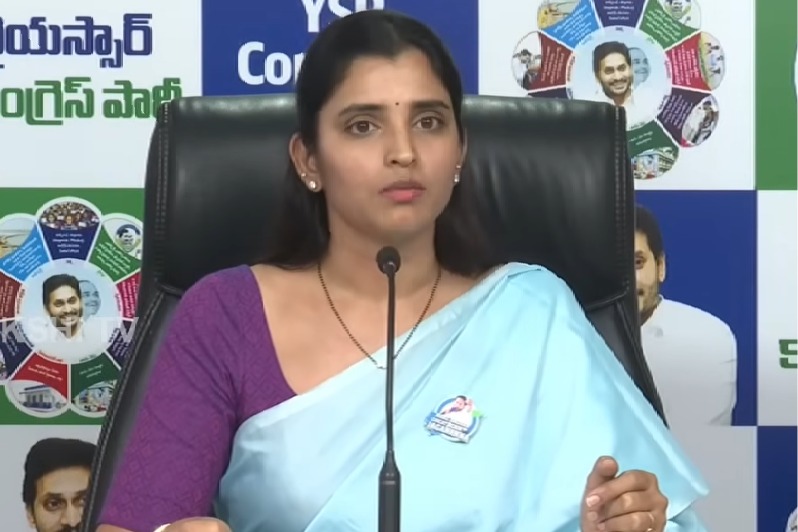 Anchor Shyamala Slams AP Government