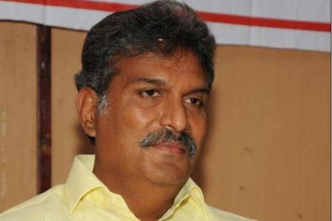 Kesineni Nani writes letter to CM Chandrabau accusig his brother Chinni in liquor scan