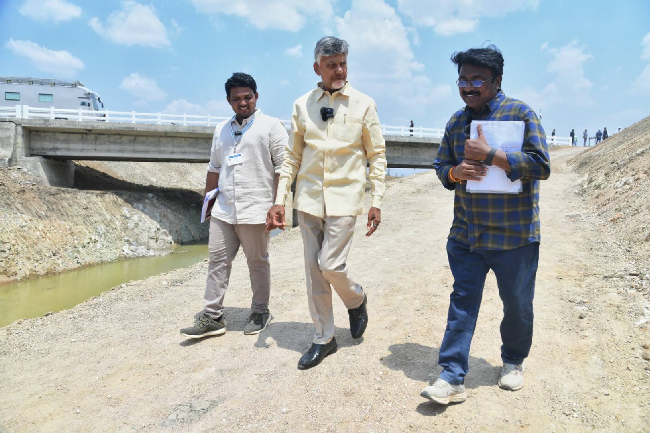 Chandrababu Naidu Surprises Employees During Project Visit