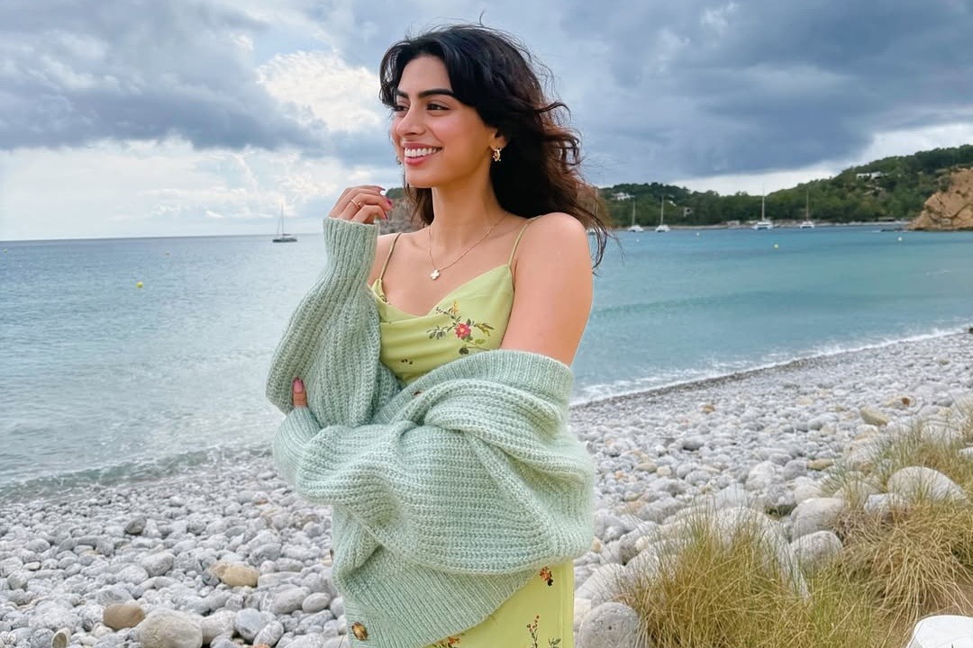 Janhvi Kapoor says 'I miss you’ll' to sister Khushi who is off on a vacation