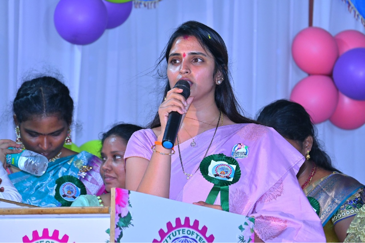 YSRCP Spokesperson Shyamala Backs Krishnamohan Reddy in Liquor Scam Case