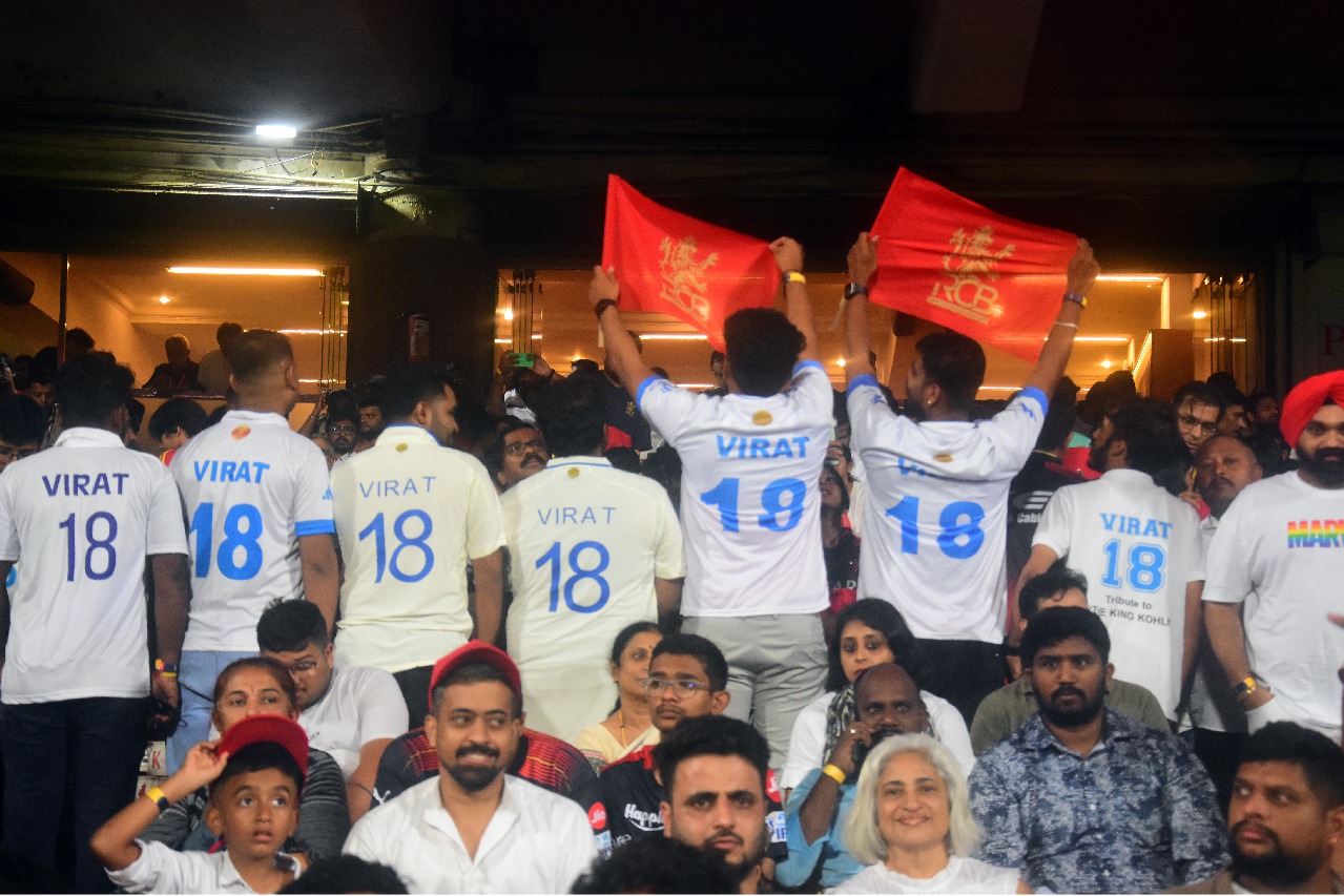 Fans coming in whites on IPL night is beautiful: Manjrekar on tribute to Kohli during RCB-KKR match