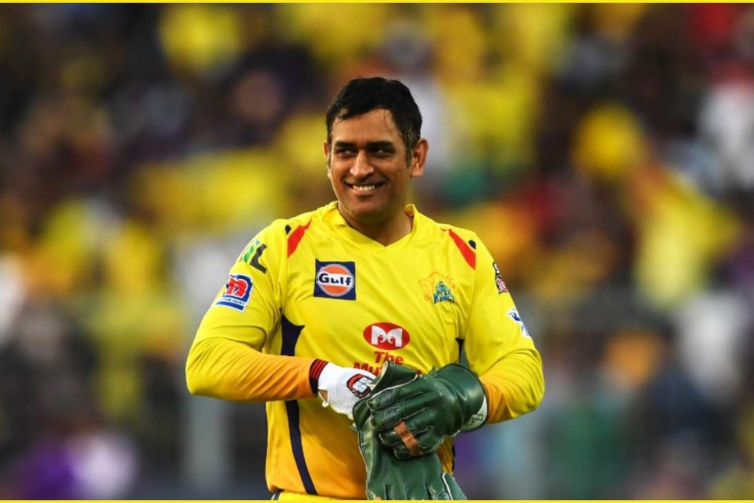 Dhoni Gives Crucial Advice to Young Players