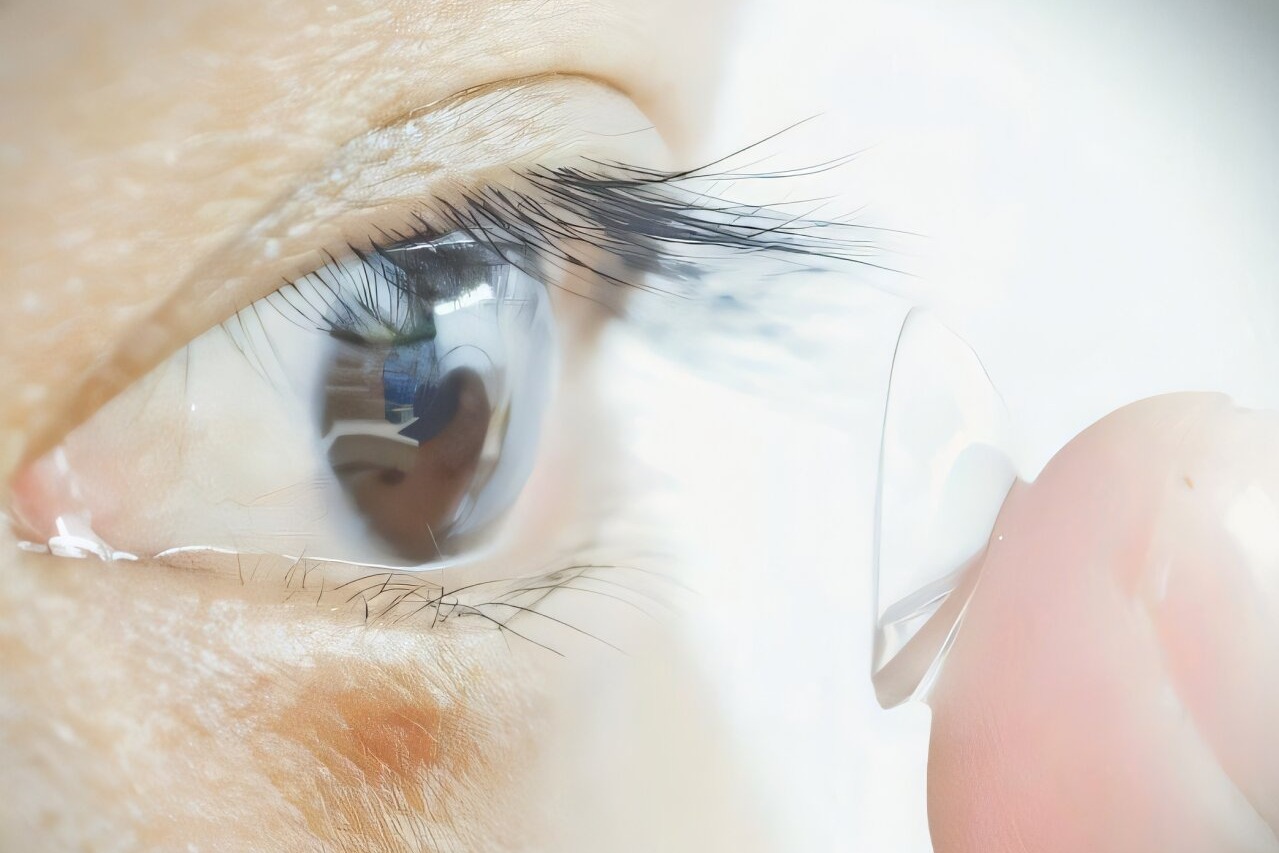 Scientists develop contact lenses that let humans see near-infrared light