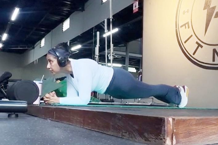 Manisha Koirala flaunts impressive core strength with planks