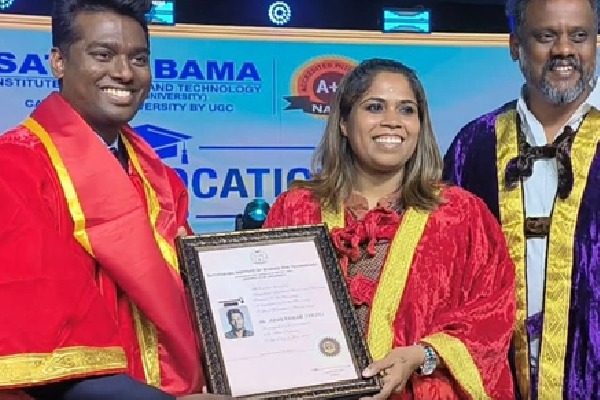 Allu Arjun congratulates Atlee as he receives an honorary doctorate