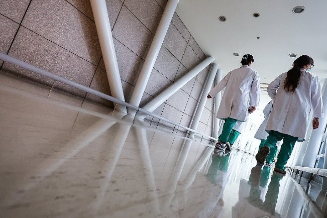 Night shifts may raise risk of asthma in women: Study