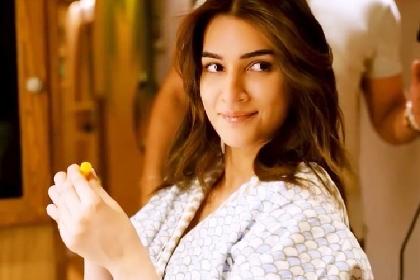‘90’s baby’ Kriti Sanon grooves on ‘Janam samjha karo’, ‘Pyar Dilon Ka Mela Hai’