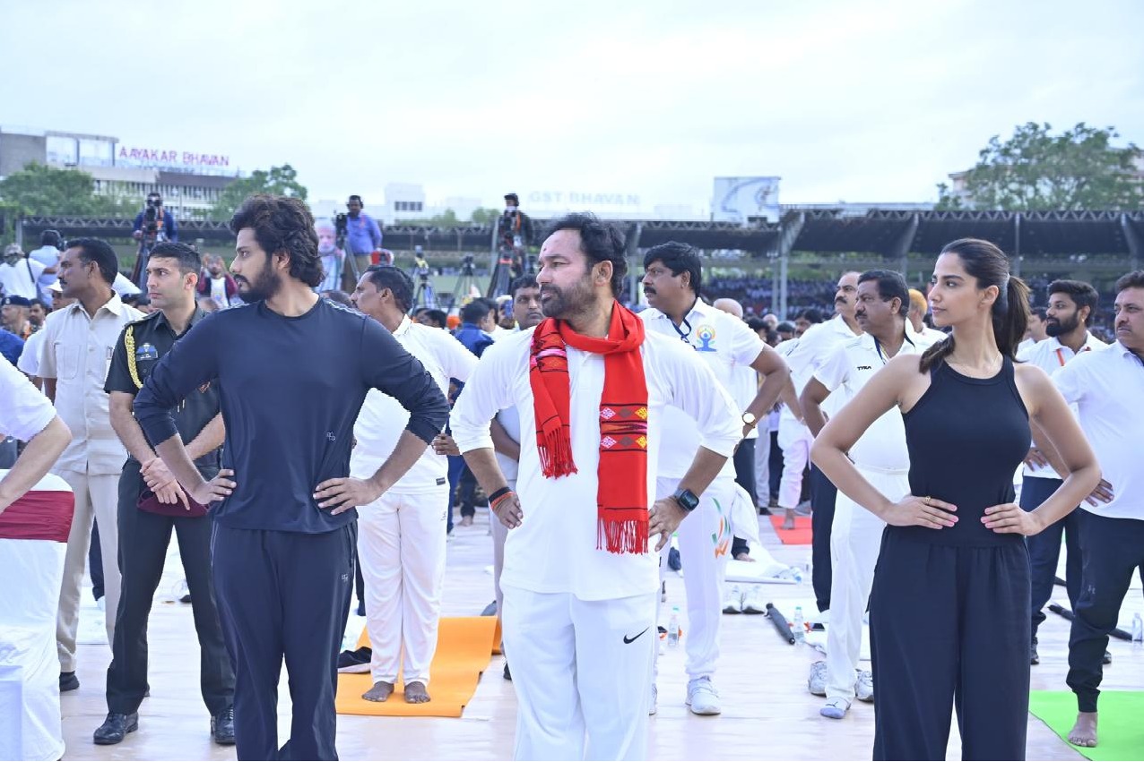 Thousands attend countdown to Yoga Day in Hyderabad