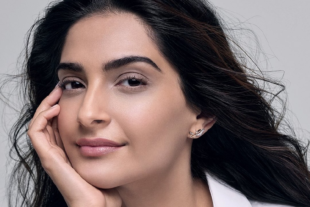 Sonam Kapoor donates 12 inches of her hair to charity