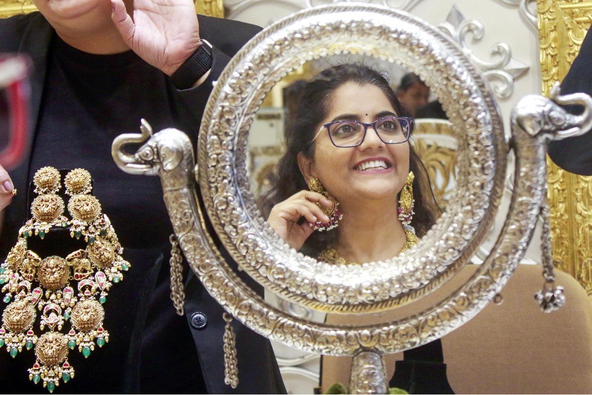 Gold prices fall over Rs 400, silver down Rs 1,000 amid US tariff uncertainties