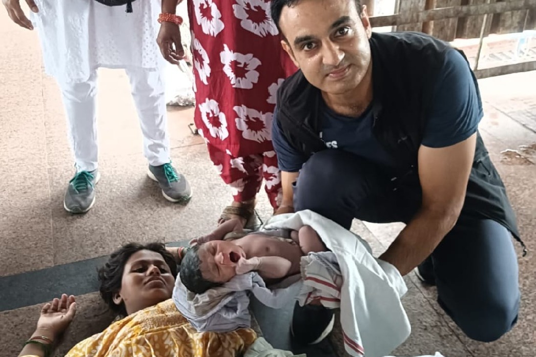 Major Rohit Bachwala gets Chief of Army Staff Commendation Card for helping woman deliver baby at rly stn