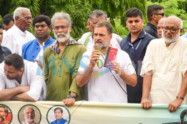 Old guard Shivanand Tiwari gives dharna advise to Rahul, Tejashwi during Bihar Bandh stir