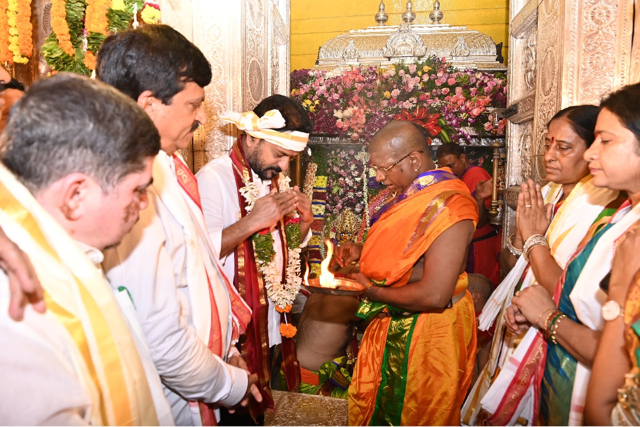 Lashkar Bonalu: Telangana CM offers silk robes to Goddess Ujjaini Mahankali