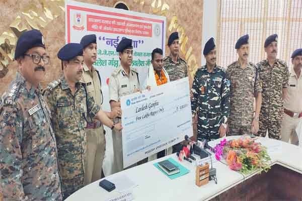 Top Maoist carrying Rs 5 lakh reward surrenders in Jharkhand’s Latehar