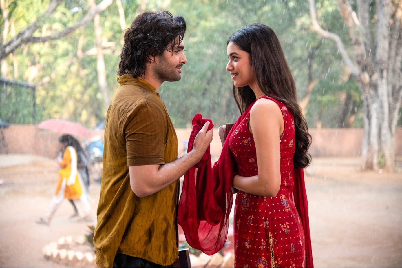 Romantic number 'Nuvvunte Chaale' from Ram Pothineni's 'Andhra King Taluka' released