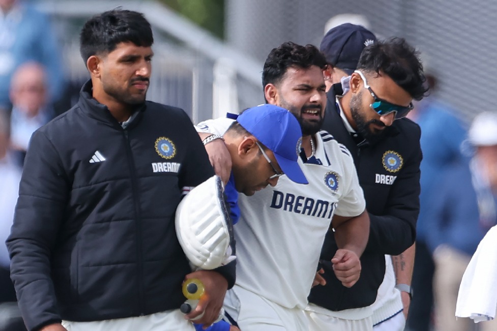 4th Test: Fresh injury scare for India as Pant taken off the field due to right foot injury