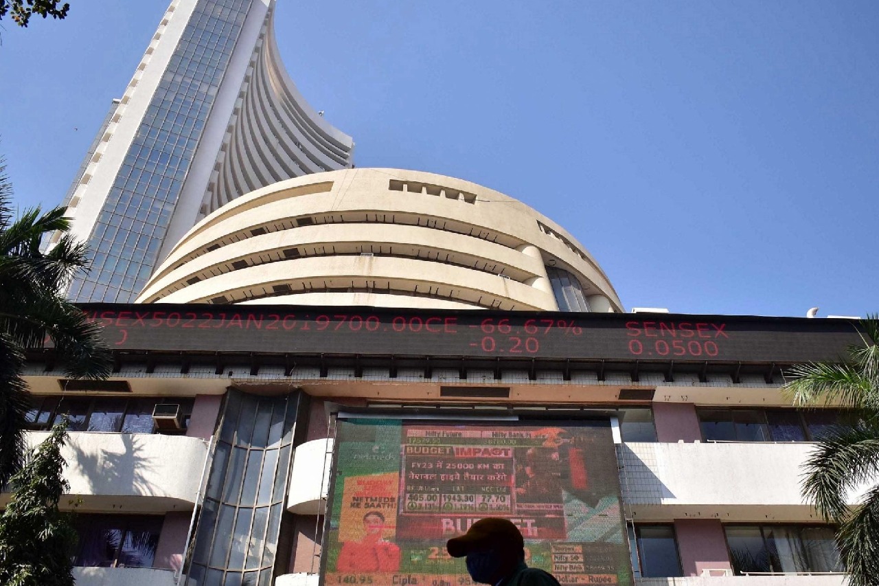 Indian stock market opens flat, IT stocks under pressure