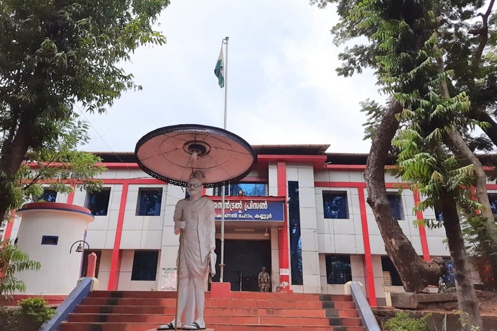 Hours after escaping from Kannur jail, rape-murder convict found hiding in well (Ld)