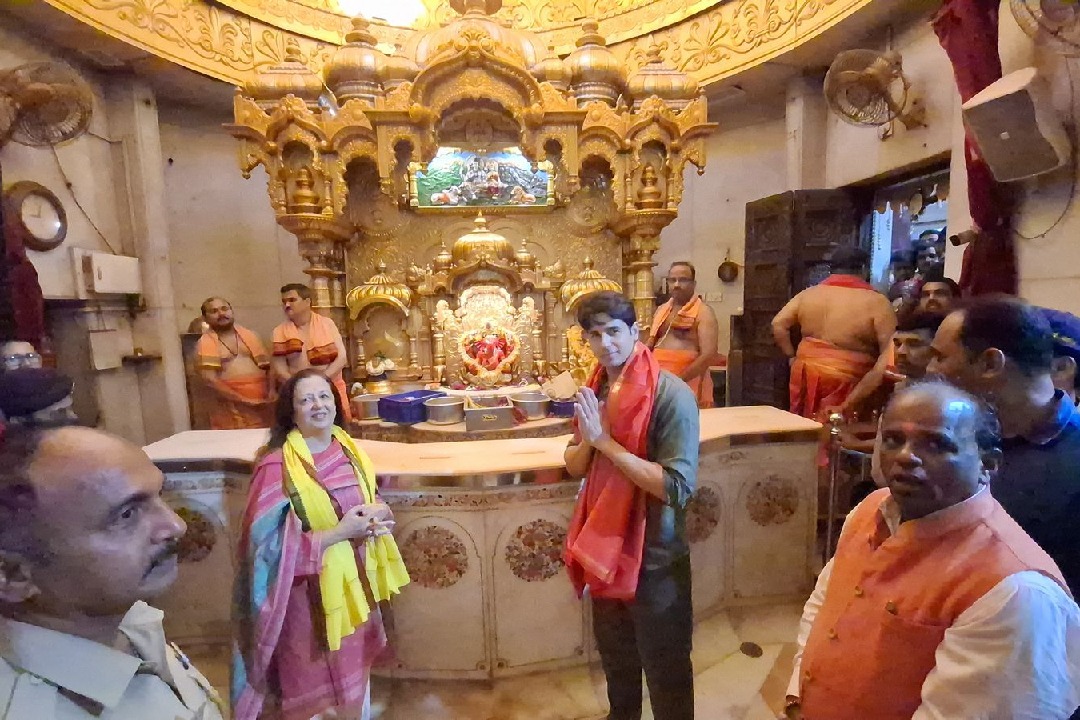Sidharth Malhotra seeks blessings at Siddhivinayak Temple after welcoming daughter