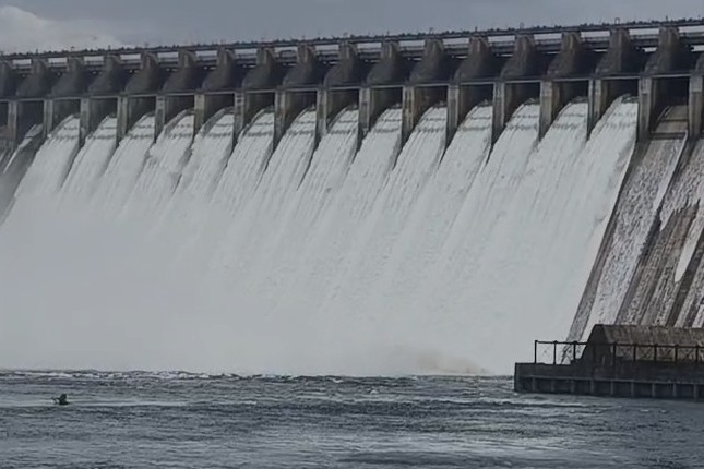 Fourteen crest gates of Nagarjuna Sagar dam lifted