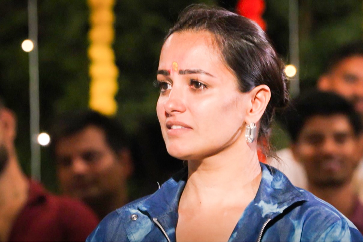 Anita Hassanandani breaks down in tears on the first night in the village on ‘Chhoriyan Chali Gaon’