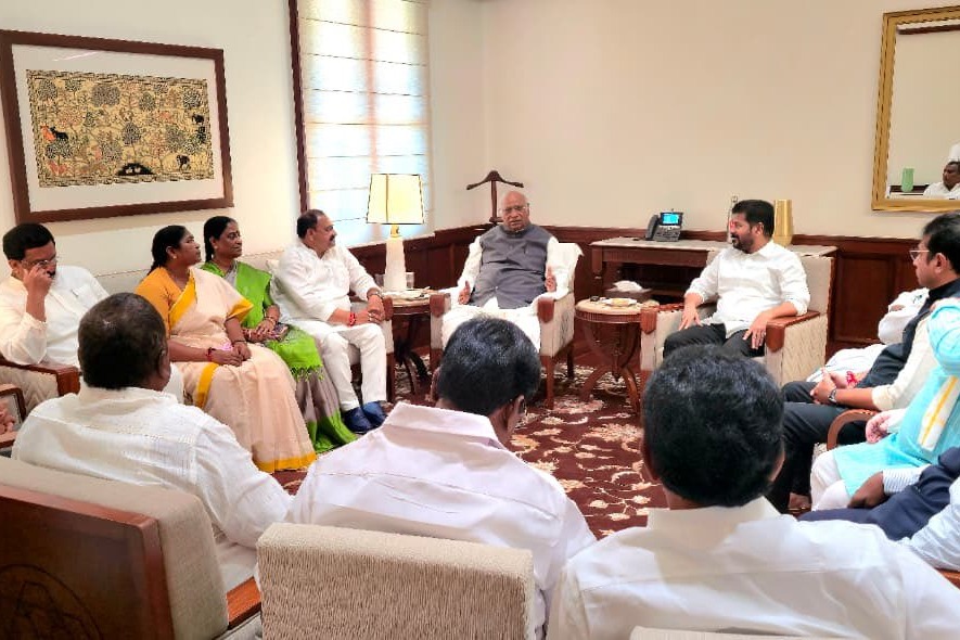 T'gana CM Revanth Reddy meets Rahul Gandhi, Mallikarjun Kharge