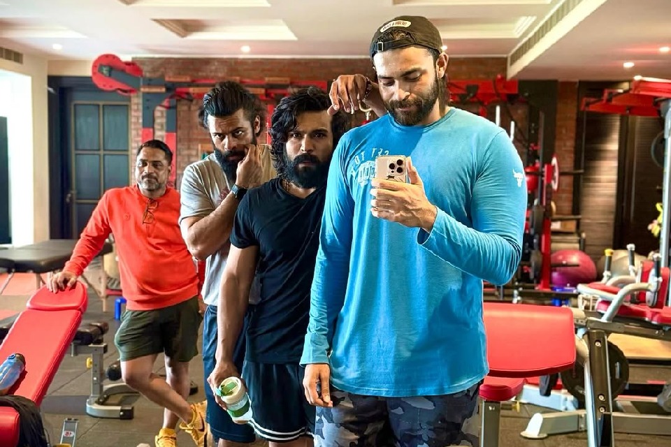 Ram Charan spends his Sunday sweating it out in the Gym with brothers Varun Tej & Sai Tej