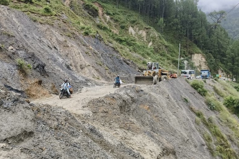 Landslide blocks Uttarkashi-Gangnani road near Netala, traffic disrupted for hours