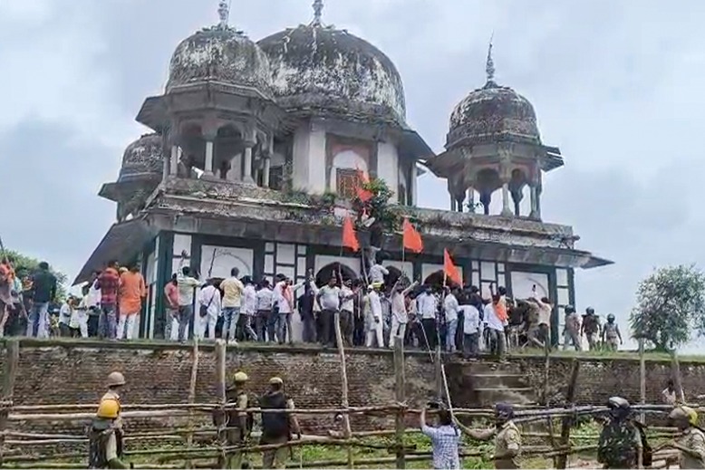 Political row erupts in UP after tomb outside Fatehpur mausoleum vandalised