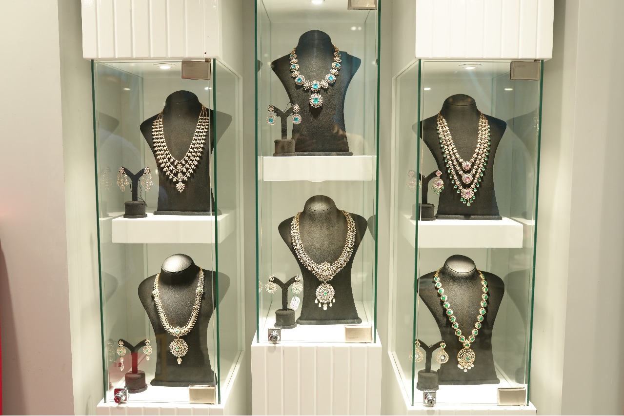 ఎలివేటెడ్ షాపింగ్ అనుభవాన్ని అందించేందుకు హైదరాబాద్‌లోని జూబ్లీ హిల్స్‌లో తన ఫ్లాగ్‌షిప్ స్టోర్‌ను పునరుద్ధరించిన ఓరా ఫైన్ జ్యువెలరీ 