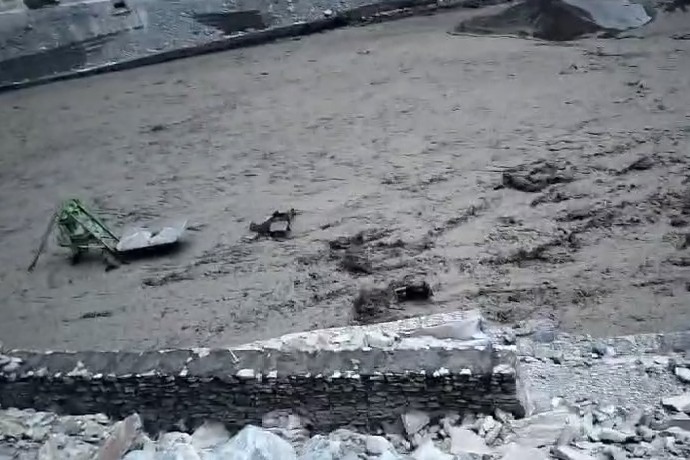 Braving darkness, fast currents, Army battles flood to rescue people in Himachal