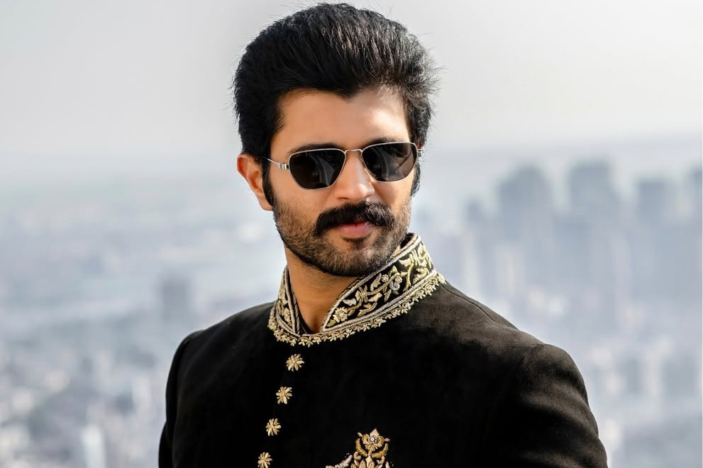 Vijay Deverakonda, Rashmika Mandanna lead 43rd India Day Parade in New York