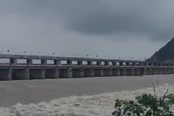 Krishna, Godavari in spate, first warning issued at Prakasam Barrage