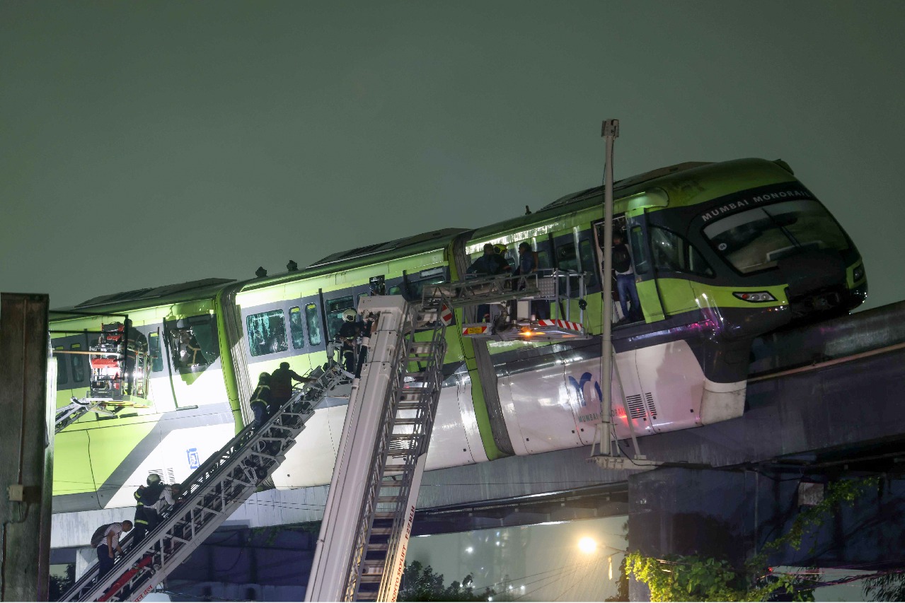 All 582 passengers stuck in Mumbai Monorail rescued, MMRDA to probe incident (Lead)