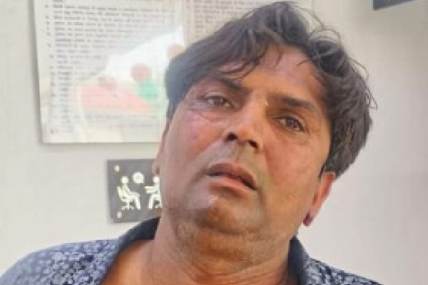 Rajesh Khimji from Gujarat's Rajkot attacks Delhi CM during Jan Sunvai (Ld)