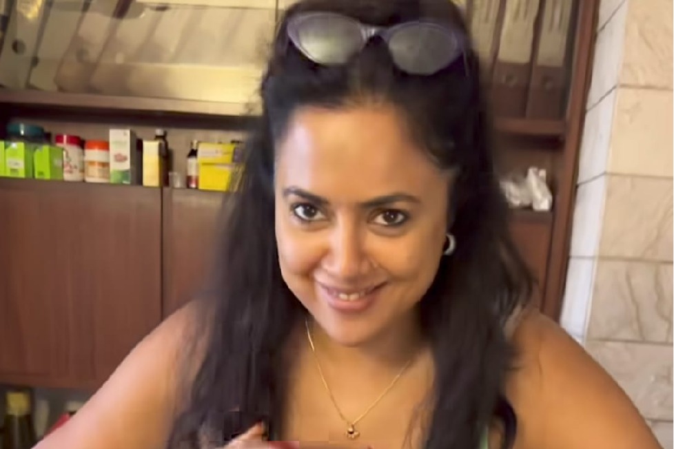 Sameera Reddy shares adorable video on father's 91st birthday