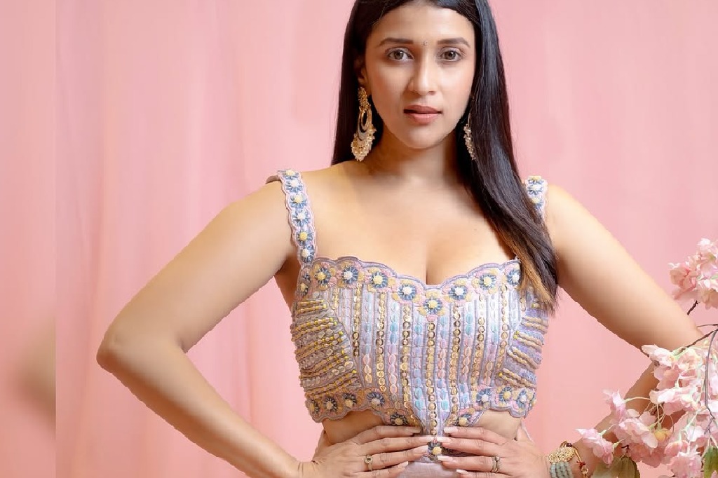 Mannara Chopra enjoys Jaipur trip with Paris return cousins