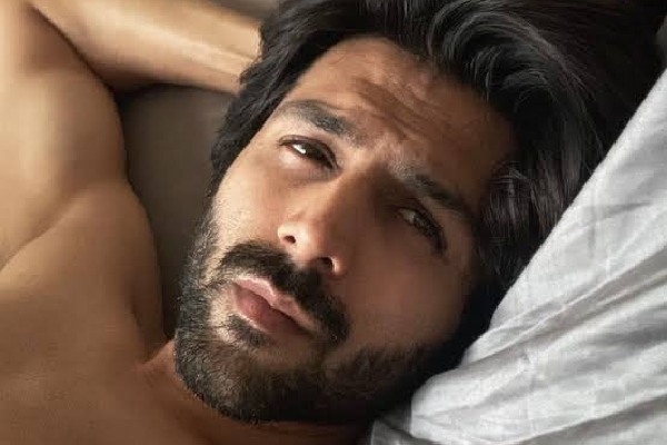 Kartik Aryan finds it difficult to kill his “vacation slumber”, returns back to the grind