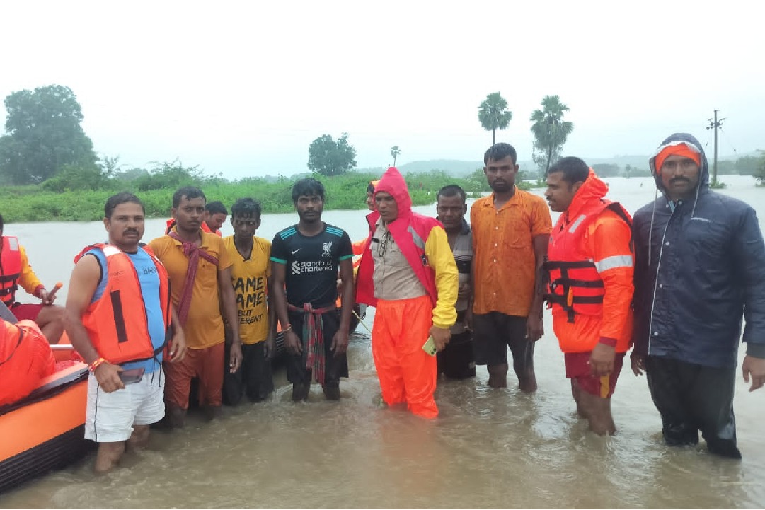 Six persons trapped in swollen stream in Telangana