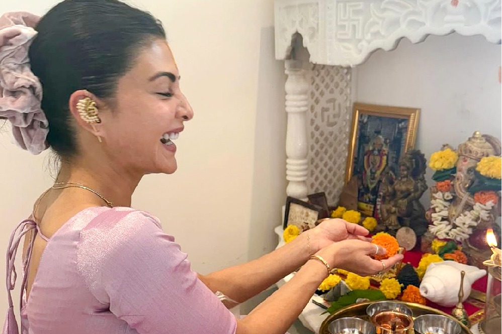 Jacqueline Fernandez welcomes Ganpati Bappa home for the first time