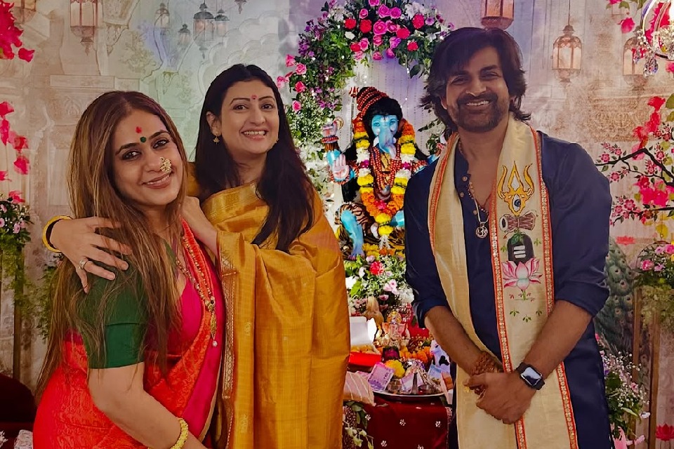 Juhi Parmar visits old buddies to seek Bappa's blessing: 'Missed having you this year'
